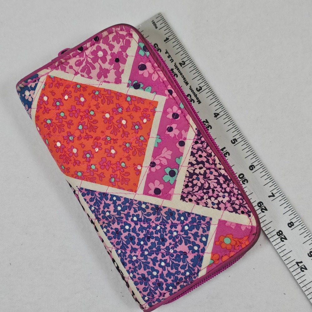 Vera Bradley RFID Bifold Wallet‎ Rosy Outlook Quilted Patchwork 28469-12199 - Picture 1 of 7